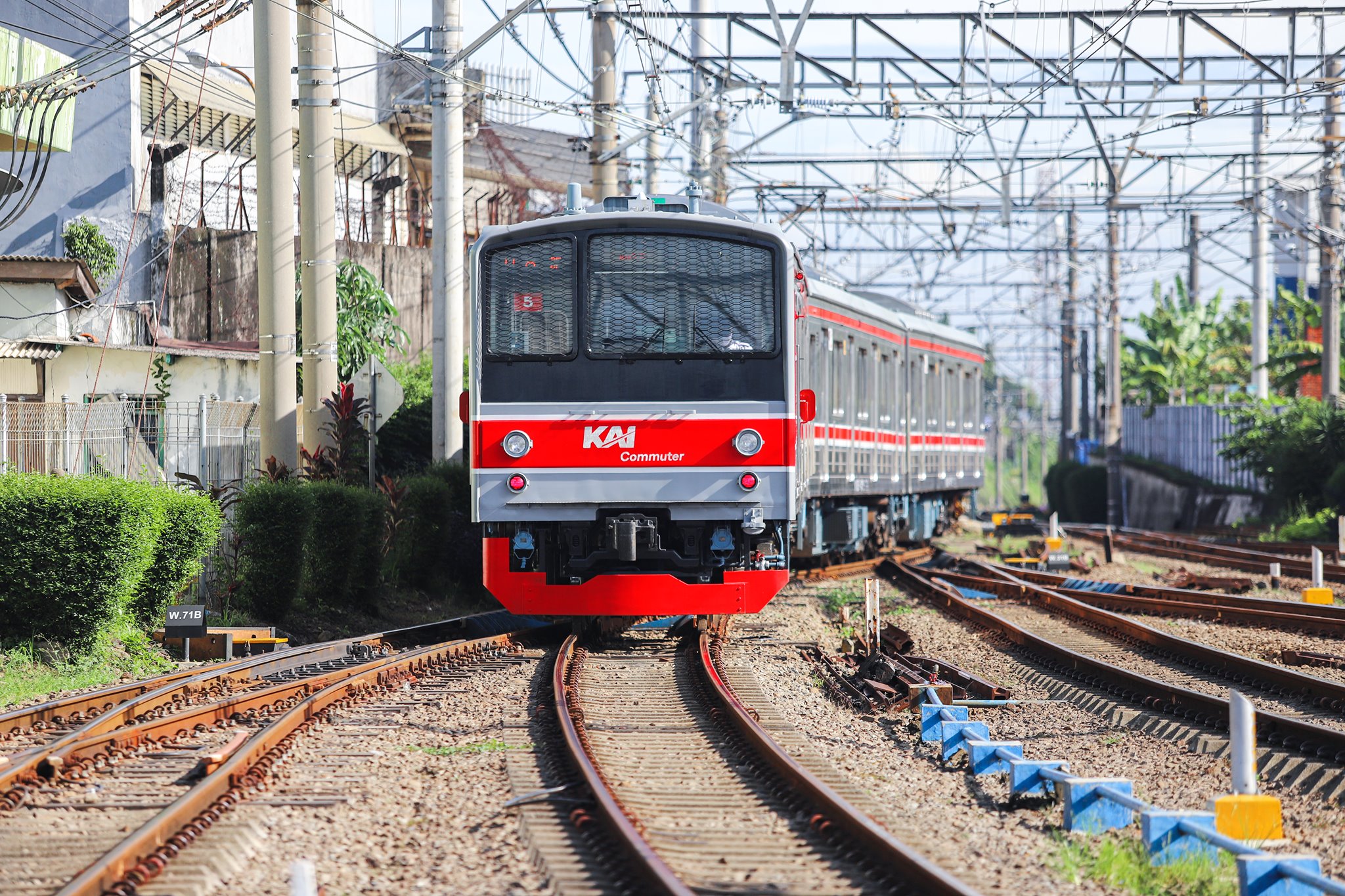 KRL Commuter Indonesia Sudah Pesan Kereta Listrik dari INKA Rp3,8 Triliun