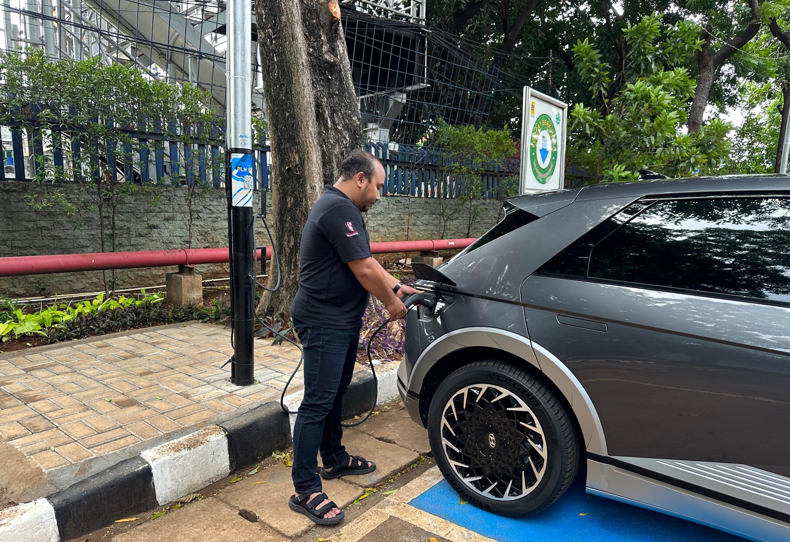 PLN Enjiniring Jadi Pionir Inovasi SPKLU dari Tiang Listrik