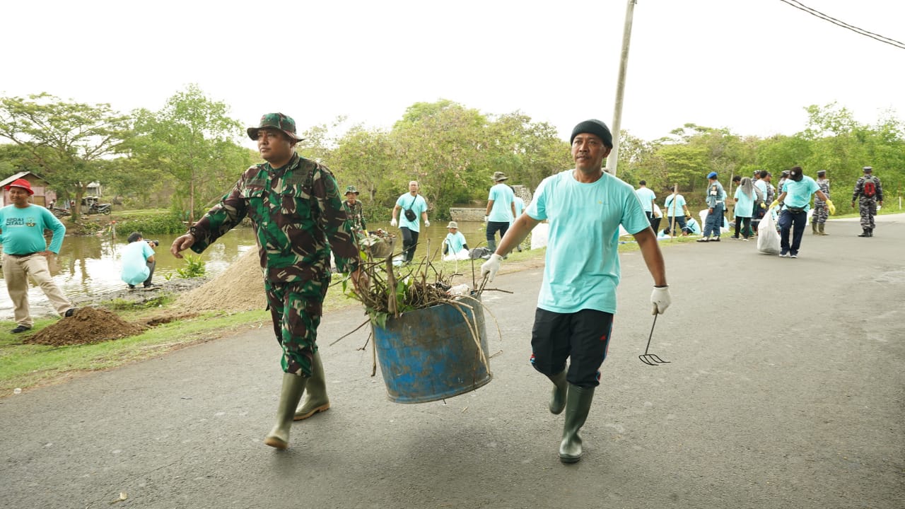 PLN IP Berpartisipasi Aktif dalam Kegiatan Bersih-Bersih Sungai Cidurian, Angkut Lebih dari Seribu Ton Sampah