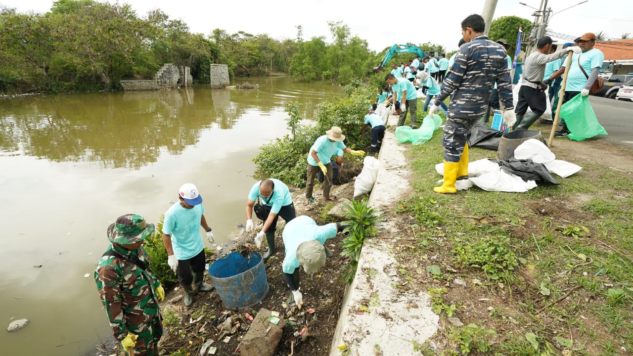 PLN Indonesia Power Berkontribusi dalam Kegiatan Tanara Clean Up untuk Menjaga Kualitas Air Sungai