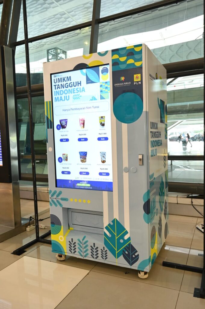 Tampilan vending machine yang menjajakan UMKM binaan PLN di Terminal III Bandara Soekarno-Hatta.