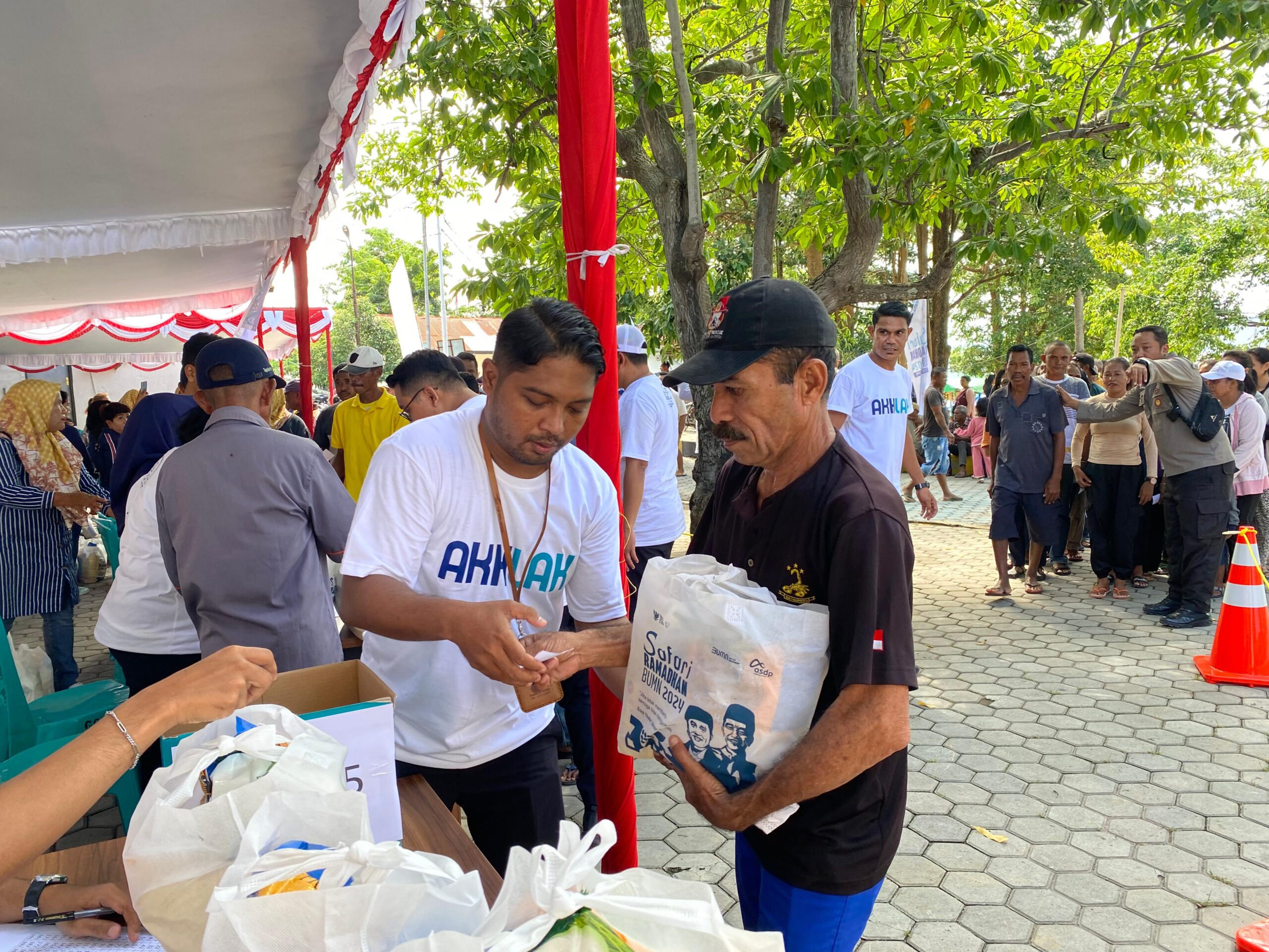 Dukung Kegiatan Safari Ramadan BUMN 2024, ASDP Membagikan 1000 Paket Sembako Gratis di Kupang