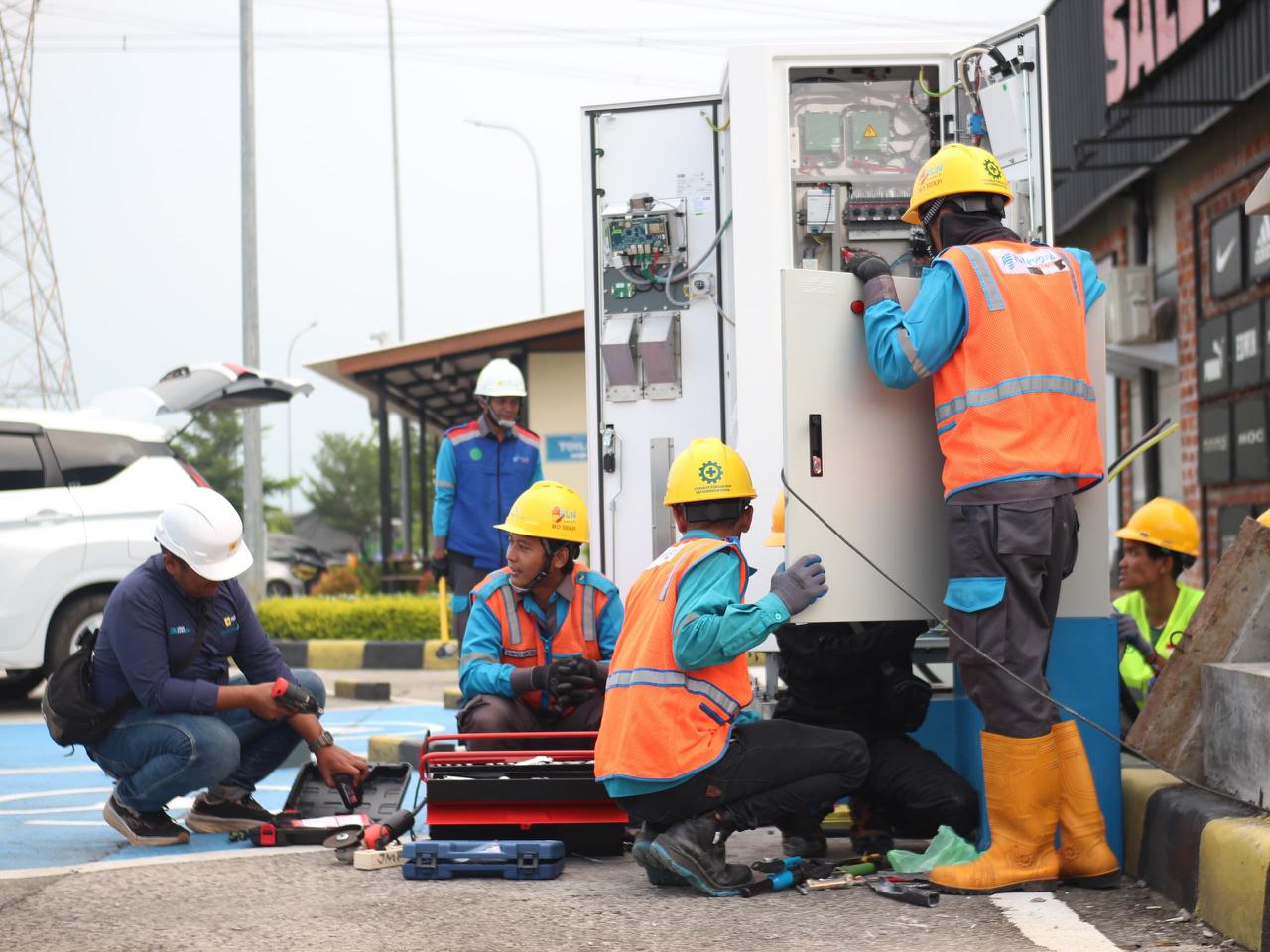 PLN Siagakan 47 SPKLU Layani Pengguna Mobil Listrik di Sepanjang Tol Jateng, Ada Unit Charger Mobile nya!