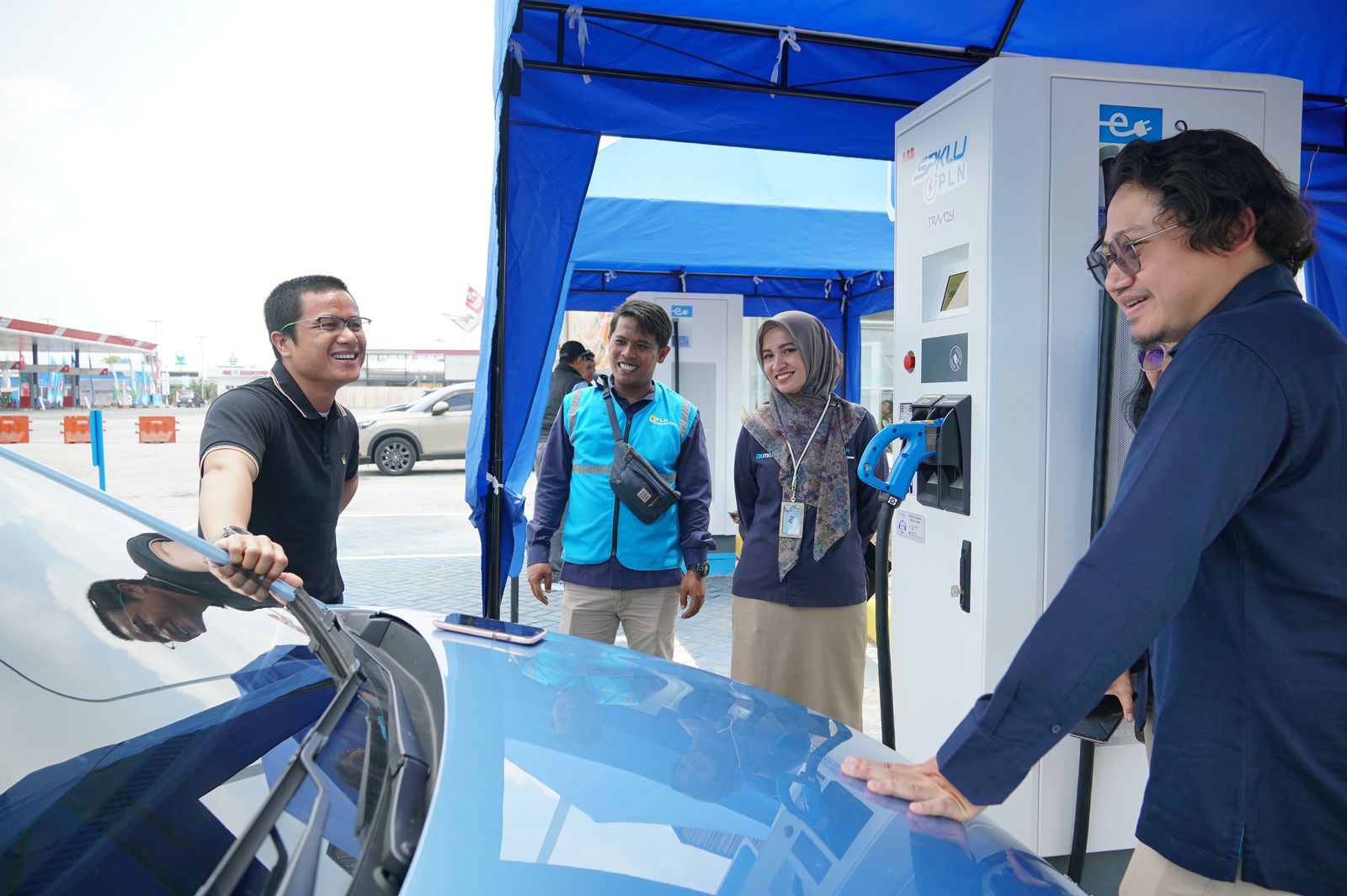 PLN Siapkan SPKLU di Banyak Lokasi, Pemudik: Pakai Mobil Listrik Jadi Nyaman!