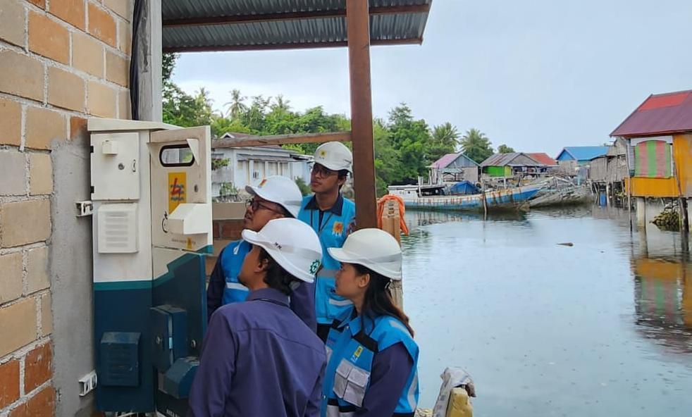 Kiprah Srikandi PLN di Lapangan, Hadirkan Listrik Hingga Ujung Nusantara