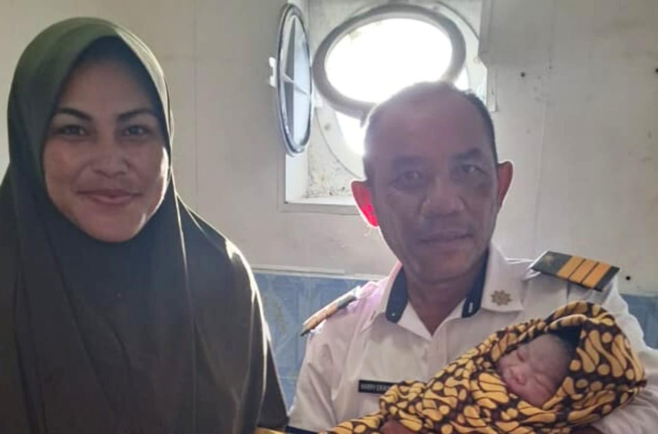 Bantu Persalinan di Kapal Saat Pelayaran menuju Tual, ASDP Apresiasi Nakhoda dan ABK KMP Lobster