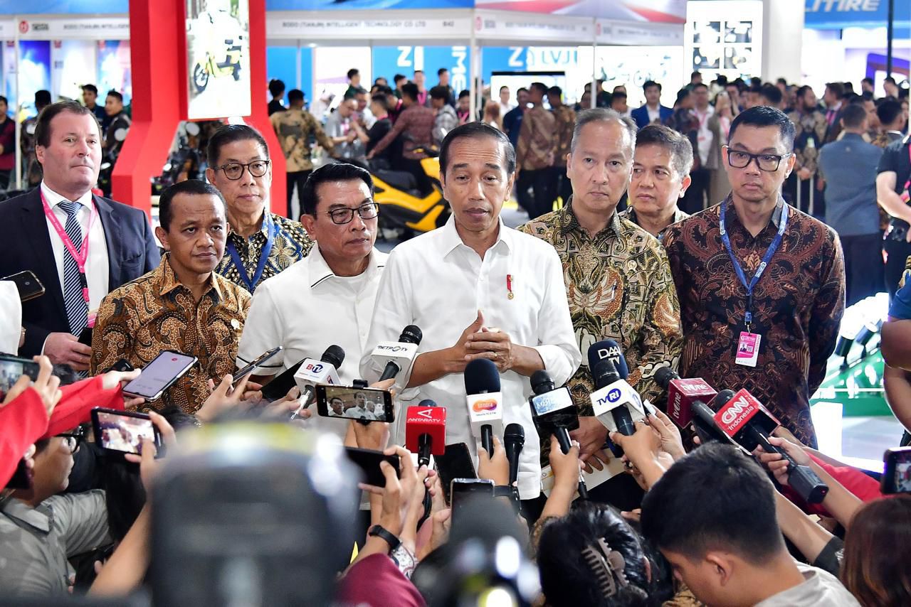 Dikunjungi Presiden Jokowi, Dirut PLN Paparkan Kesiapan Ekosistem Kendaraan Listrik di Booth PLN di PEVS 2024