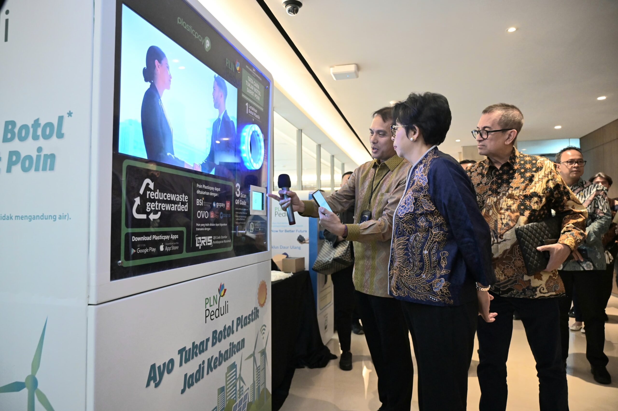 Gerakkan Partisipasi Pegawai Daur Ulang Sampah, PLN Sediakan Mesin Penampung Botol Plastik dan Baju Bekas di Lingkungan Kantor