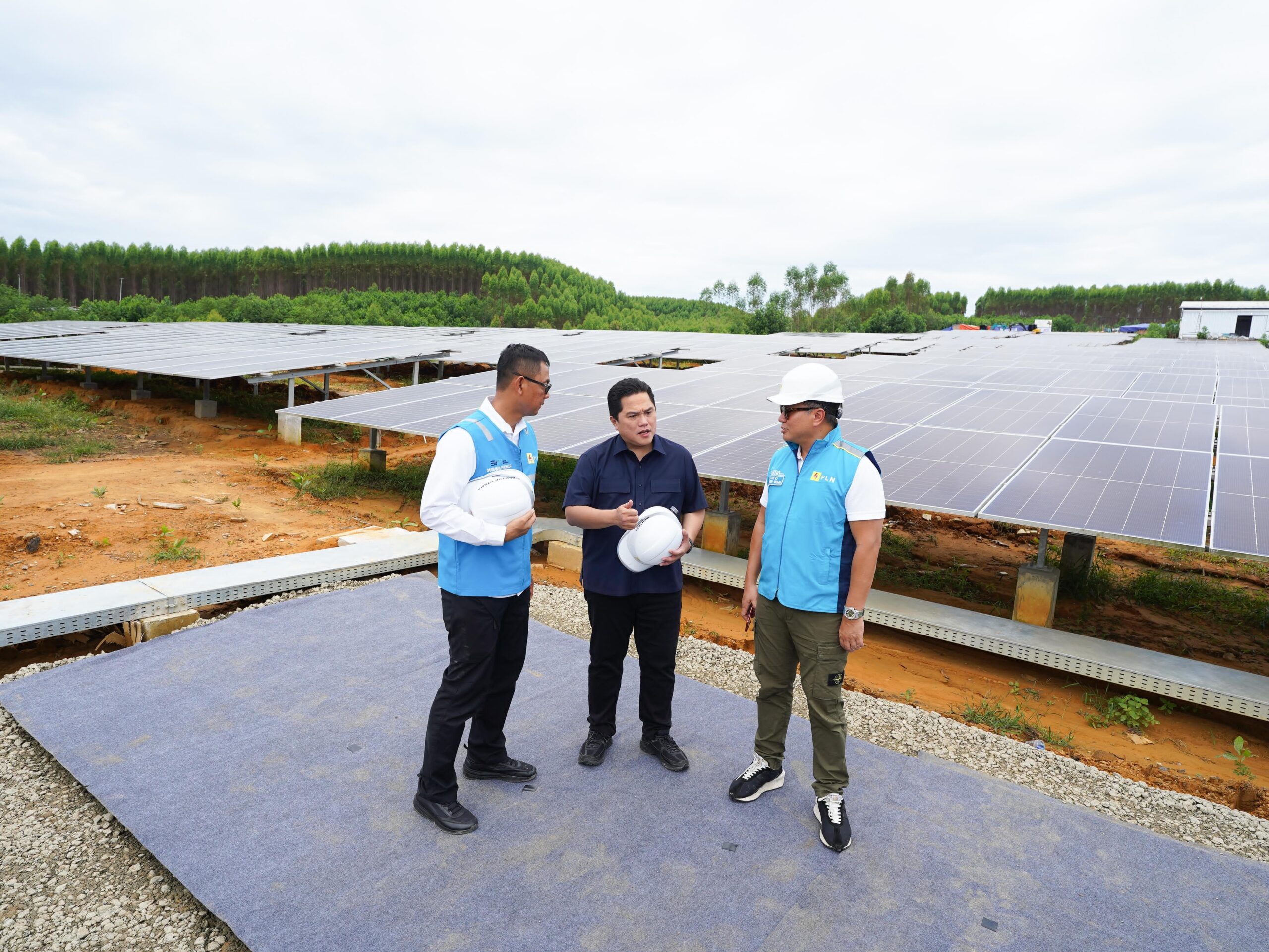 Tinjau PLTS PLN, Menteri BUMN Pastikan Peringatan HUT RI di IKN Gunakan Listrik Hijau