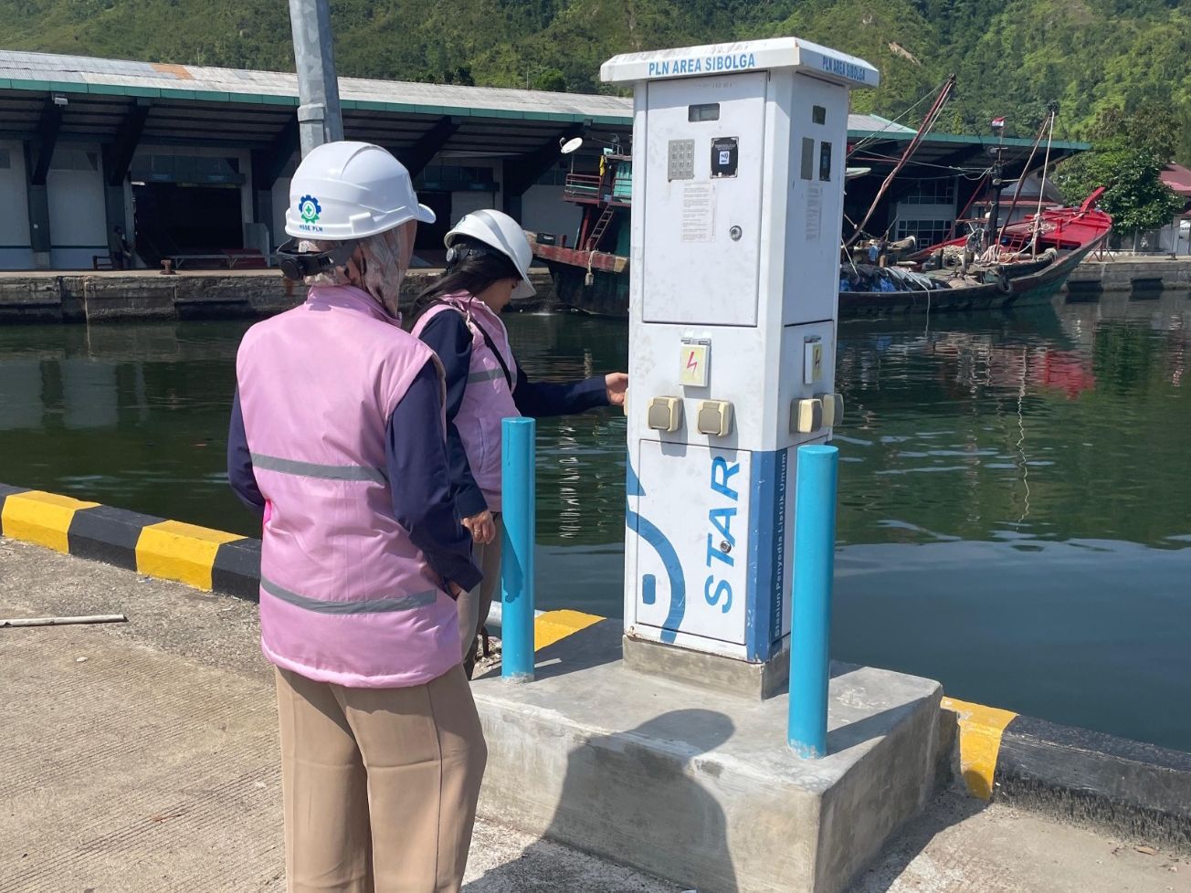 Jauh Lebih Hemat dan Cepat, Nelayan Tapanuli Tengah Kini Gunakan Listrik dari SPLU PLN di Tempat Pelelangan Ikan